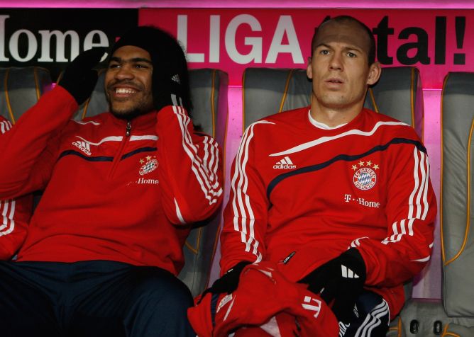 Breno e o holandês Robben no banco de reservas do Bayern de Munique, em 2009 • Alexandra Beier/Bongarts/Getty Images