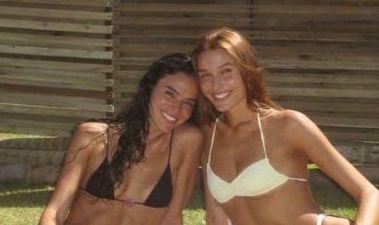 Bruna Marquezine e Sasha Meneghel posam de biquíni em viagem ao Nordeste