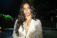 Bruna Marquezine mostra fotos do Réveillon com vestido de R$ 54 mil
