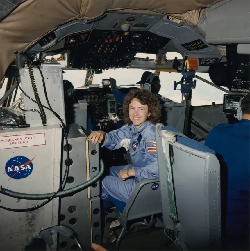 Christa McAuliffe sorri antes de participar de ensaios em gravidade zero em outubro de 1985 • Space Frontiers/Hulton Archive/Getty Images