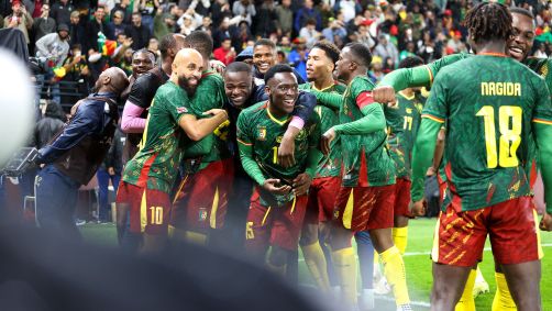 Jogadores de Camarões comemoram vitória contra a Africa do Sul