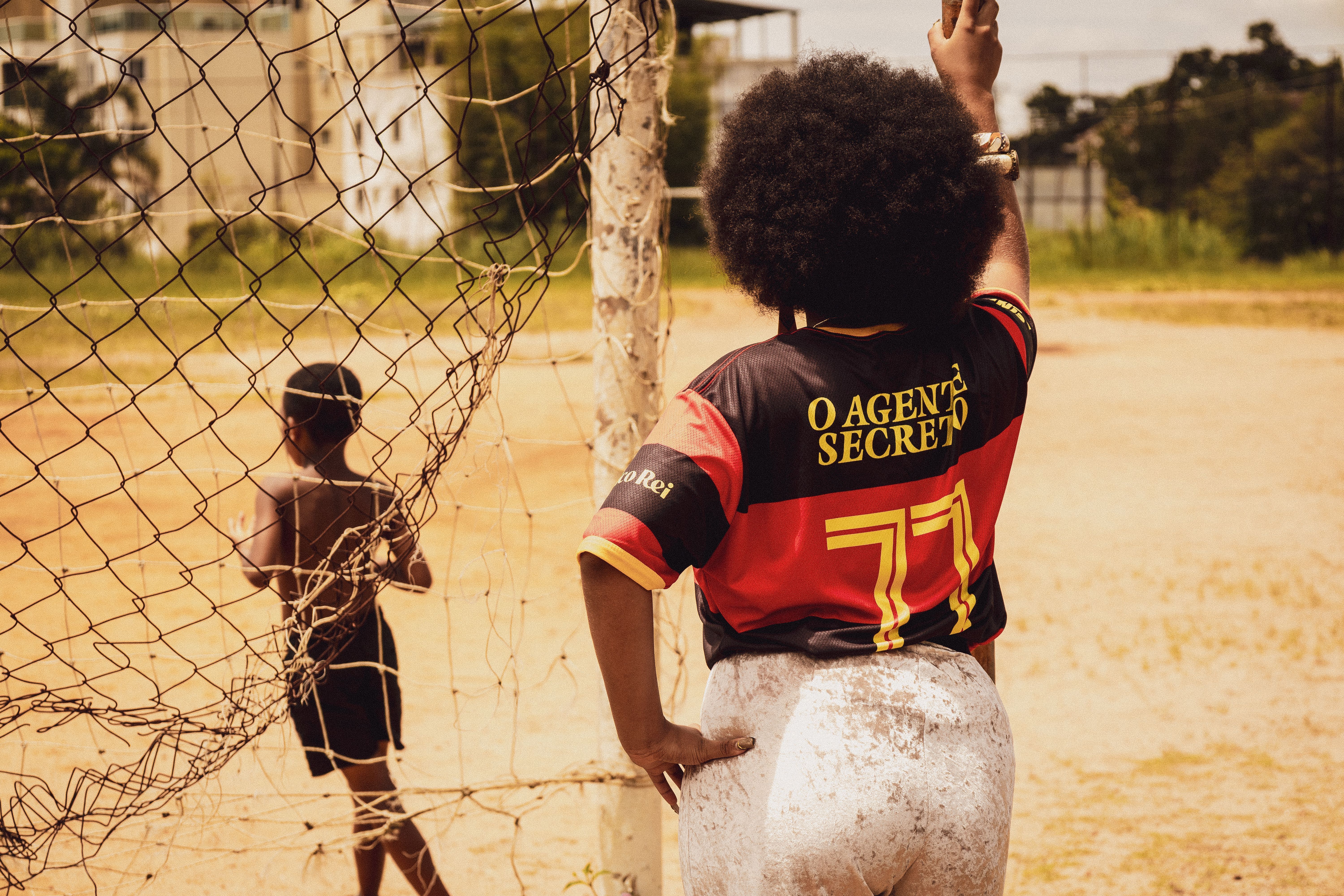 Chico Rei lança coleção de camisetas de futebol inspirada em "O Agente Secreto"