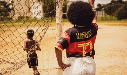 “O Agente Secreto” inspira camisas e tem torcedores fanáticos no elenco