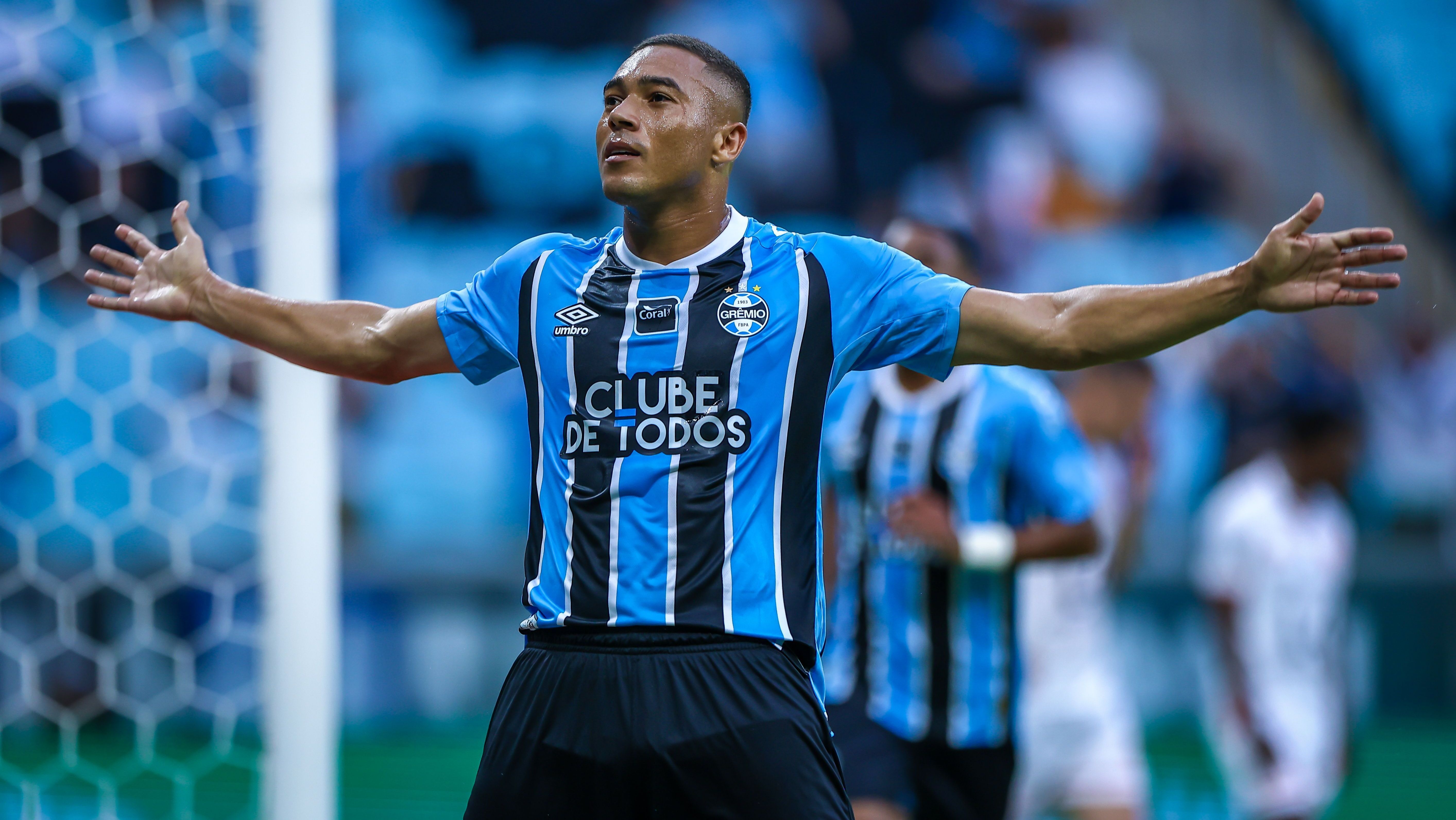 Carlos Vinícius comemora um dos gols que marcou na goleada do Grêmio sobre o São Luiz