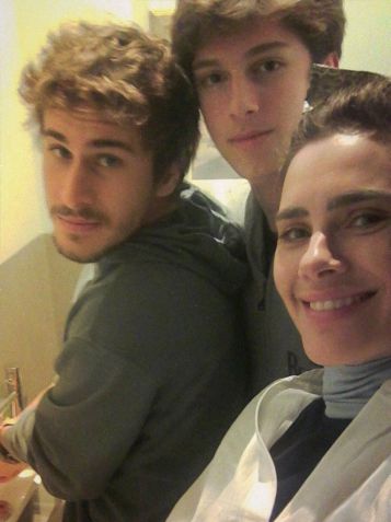 Carolina Dieckmmann posa ao lado dos filhos em viagem • Instagram / Carolina Dieckmmann