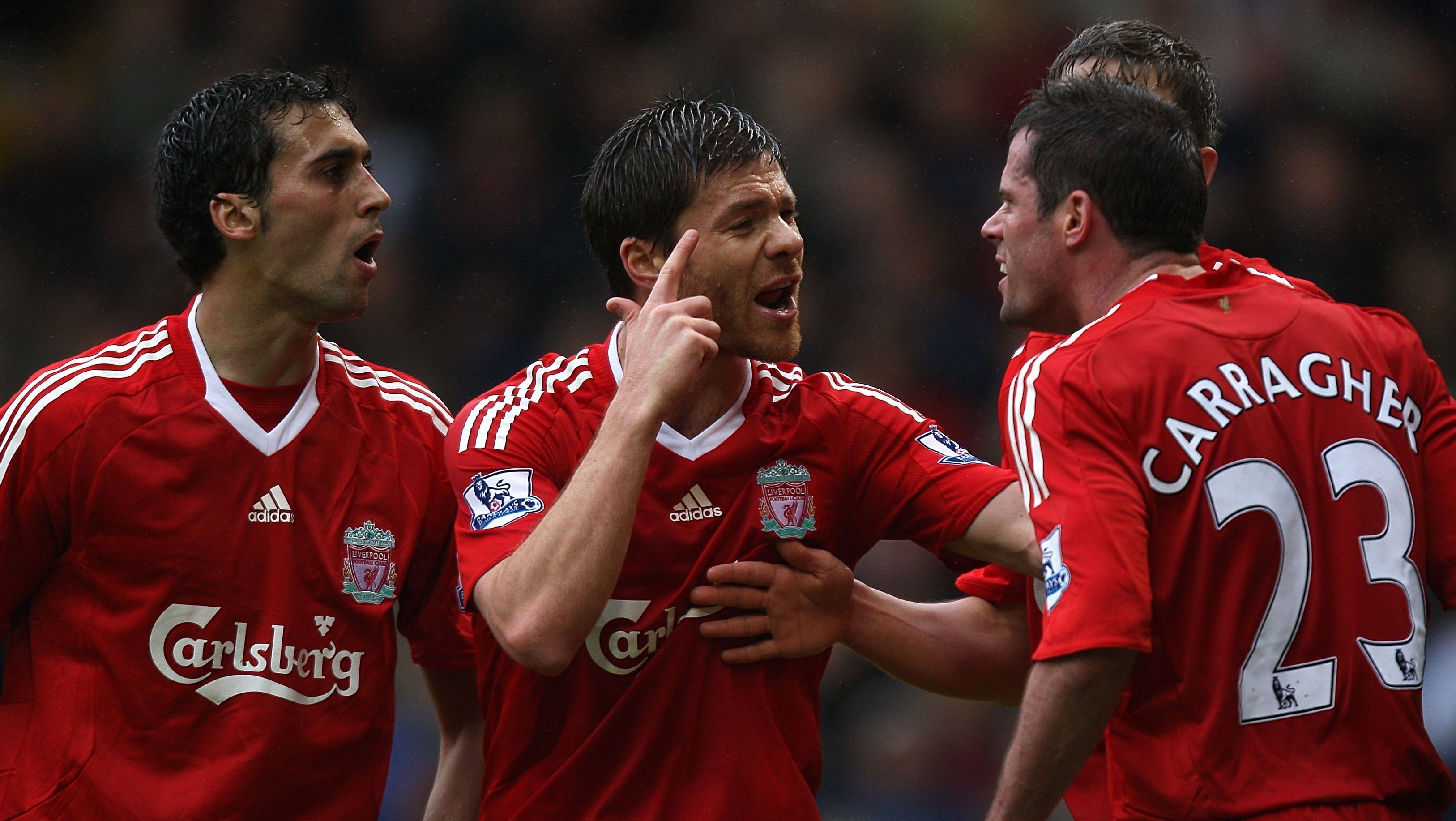 Arbeloa, Xabi Alonso e Carragher se envolvem em discussão na época do Liverpool