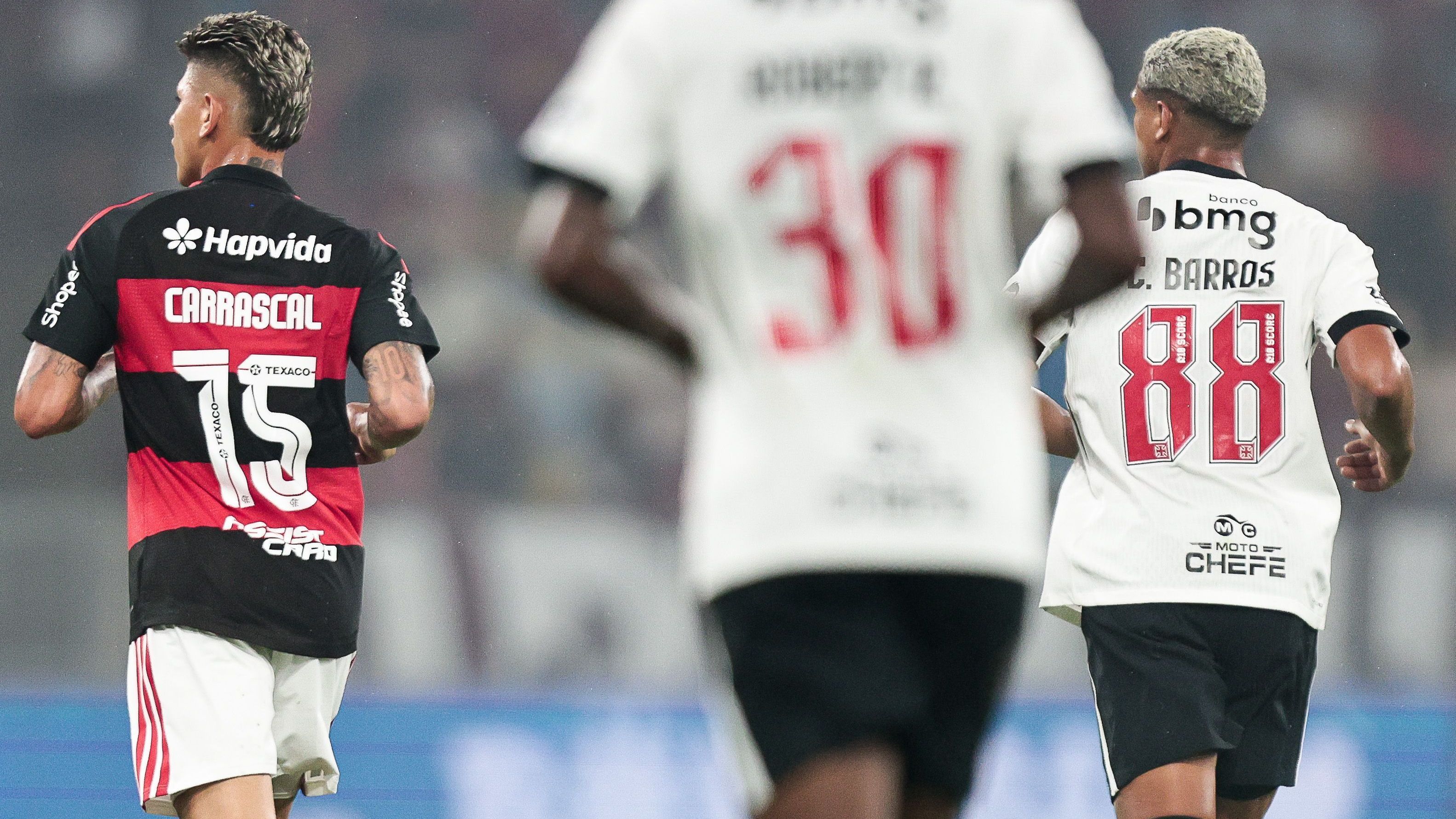 Carrascal e Barros antes da expulsão do volante vascaíno em Flamengo x Vasco