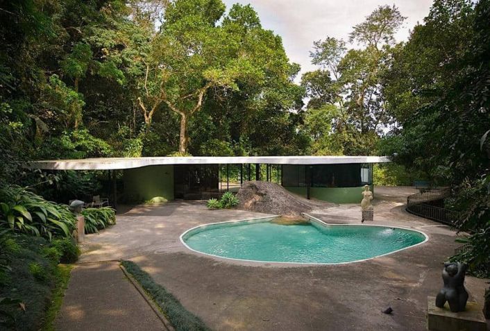 Projetada para se adaptar ao terreno, a Casa das Canoas traduz o modernismo tropical de Niemeyer, com curvas suaves e integração radical com a natureza. • Divulgação.