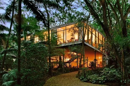 Suspensa entre pilotis e envolta pela mata, a Casa de Vidro transforma a paisagem em parte do cotidiano e revela a visão ética e cultural de Lina Bo Bardi sobre o morar.