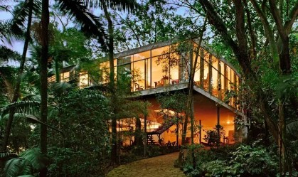 Suspensa entre pilotis e envolta pela mata, a Casa de Vidro transforma a paisagem em parte do cotidiano e revela a visão ética e cultural de Lina Bo Bardi sobre o morar.