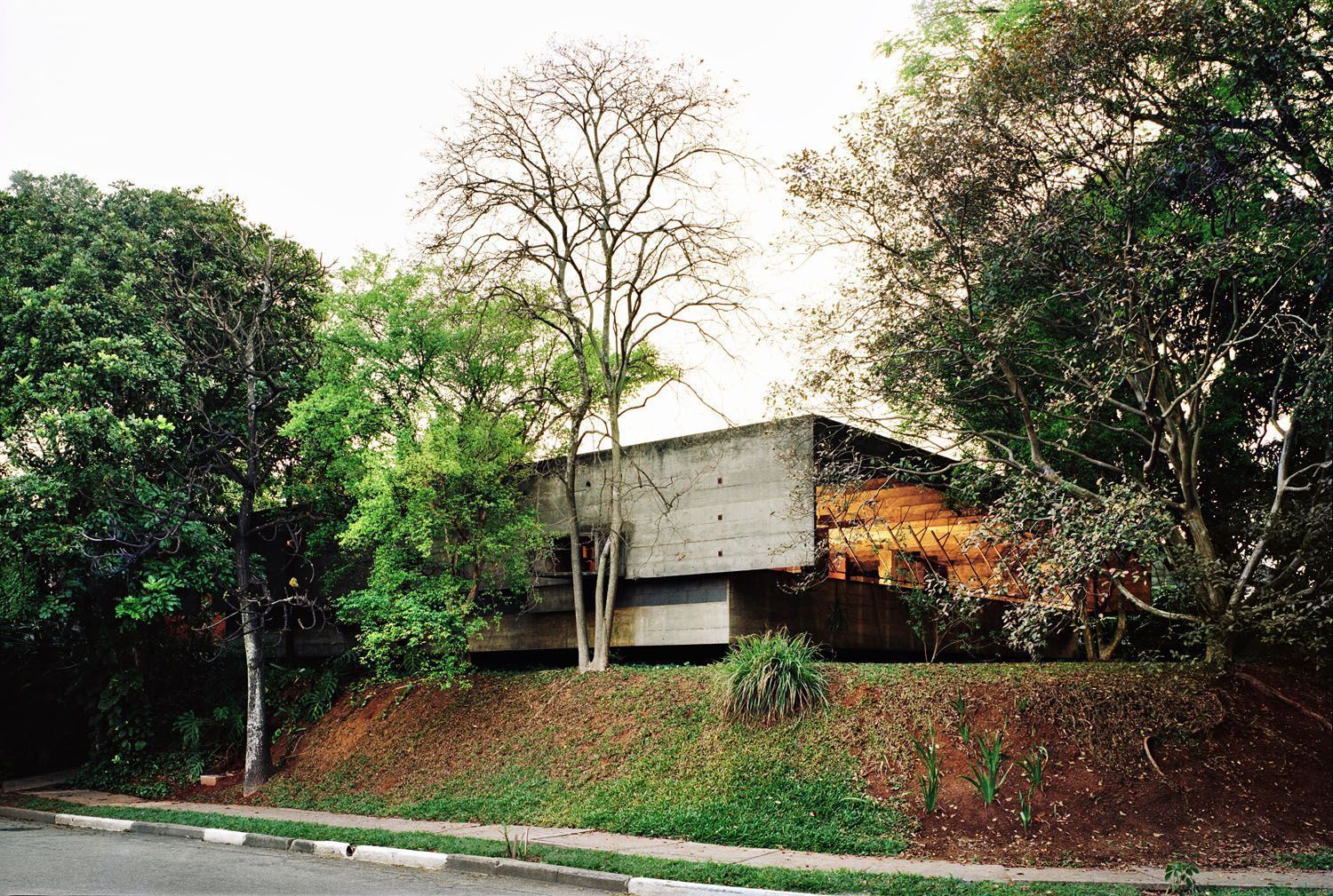 Em concreto aparente, a Casa do Butantã leva o brutalismo ao universo doméstico e mostra como estrutura e técnica organizam a vida cotidiana. • Nelson Kon/Divulgação