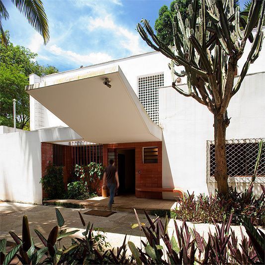 Considerada a primeira casa modernista do Brasil, a residência rompeu padrões estéticos nos anos 1920 e marcou o início de uma nova linguagem arquitetônica no país. • Pedro Kok / Divulgação