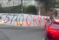 Após denúncia, Julio Casares é alvo de protestos na saída de reunião