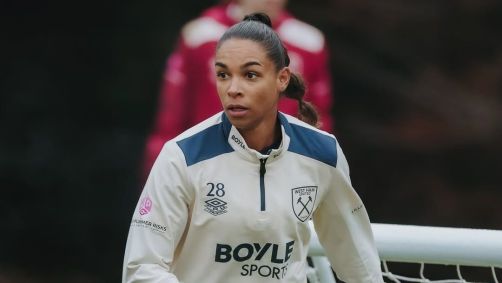 Cascarino foi proibida de entrar em campo pelo West Ham por estar usando brincos