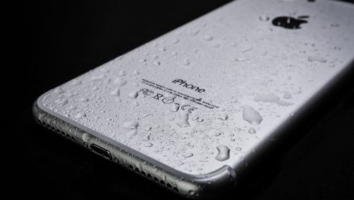 Veja o que fazer caso o celular molhe