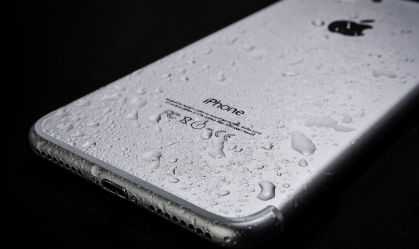 Veja o que fazer caso o celular molhe