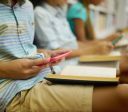 Um ano sem celular em sala de aula: o que mudou no cotidiano escolar
