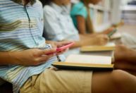 Um ano sem celular em sala de aula: o que mudou no cotidiano escolar