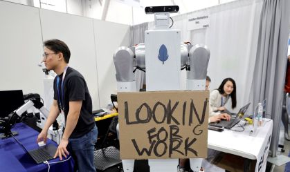 Empresa na CES 2026 exibe robô com dizeres "procurando emprego"