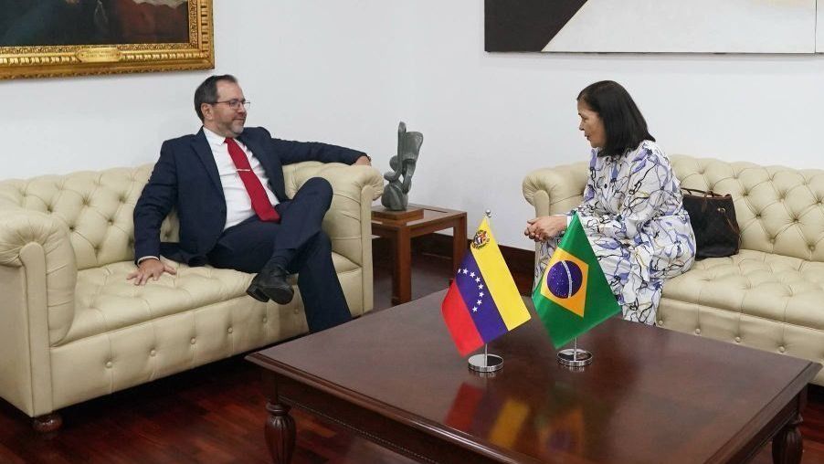 Yván Gil se reúne com Glivânia Maria de Oliveira, embaixadora do Brasil na Venezuela