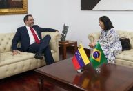 Chanceler da Venezuela se reúne com embaixadora do Brasil e agradece apoio