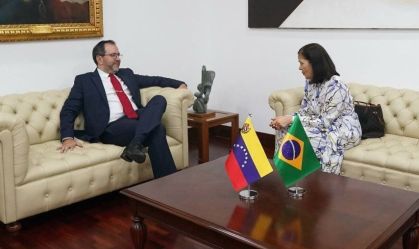 Chanceler da Venezuela se reúne com embaixadora do Brasil e agradece apoio