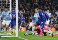 Gol no fim salva Chelsea e tira pontos do City na briga pelo título inglês