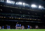 Chelsea é multado após garrafa ser arremessada em jogo da Premier League