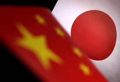 Bandeiras da China e do Japão em ilustração.