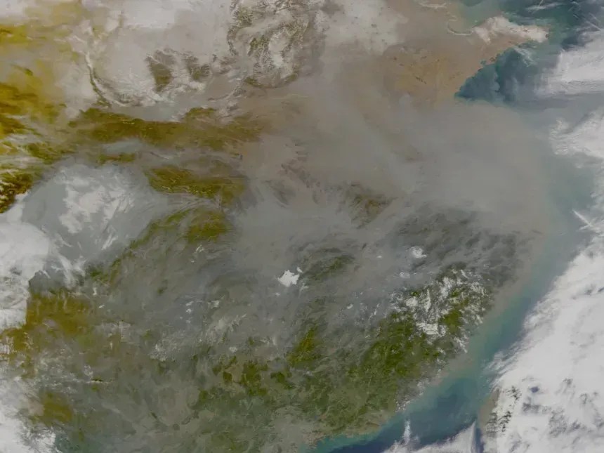 Ramanathan utilizou drones e outras ferramentas para medir as nuvens marrons atmosféricas, uma camada de poluição do ar • NASA