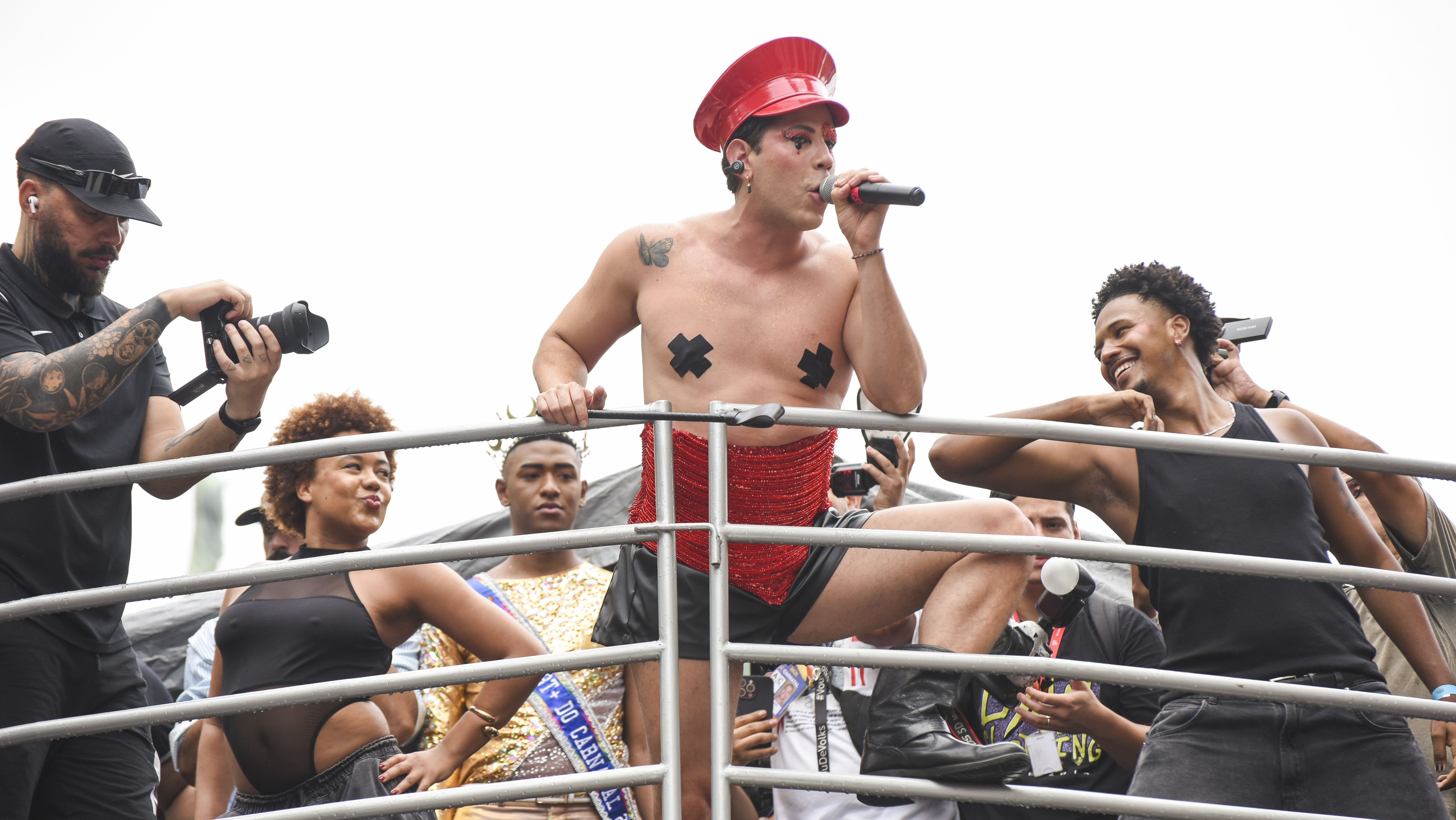 Christian Chávez, do RBD, esteve presente no Chá de Alice