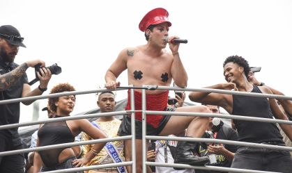 Christian Chávez, do RBD, esteve presente no Chá de Alice