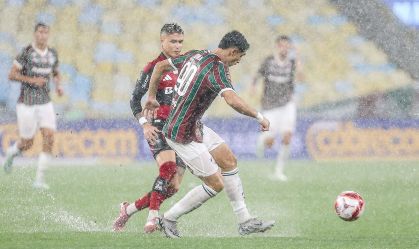 Fluminense x Flamengo fica mais de 40 minutos paralisado após forte chuva