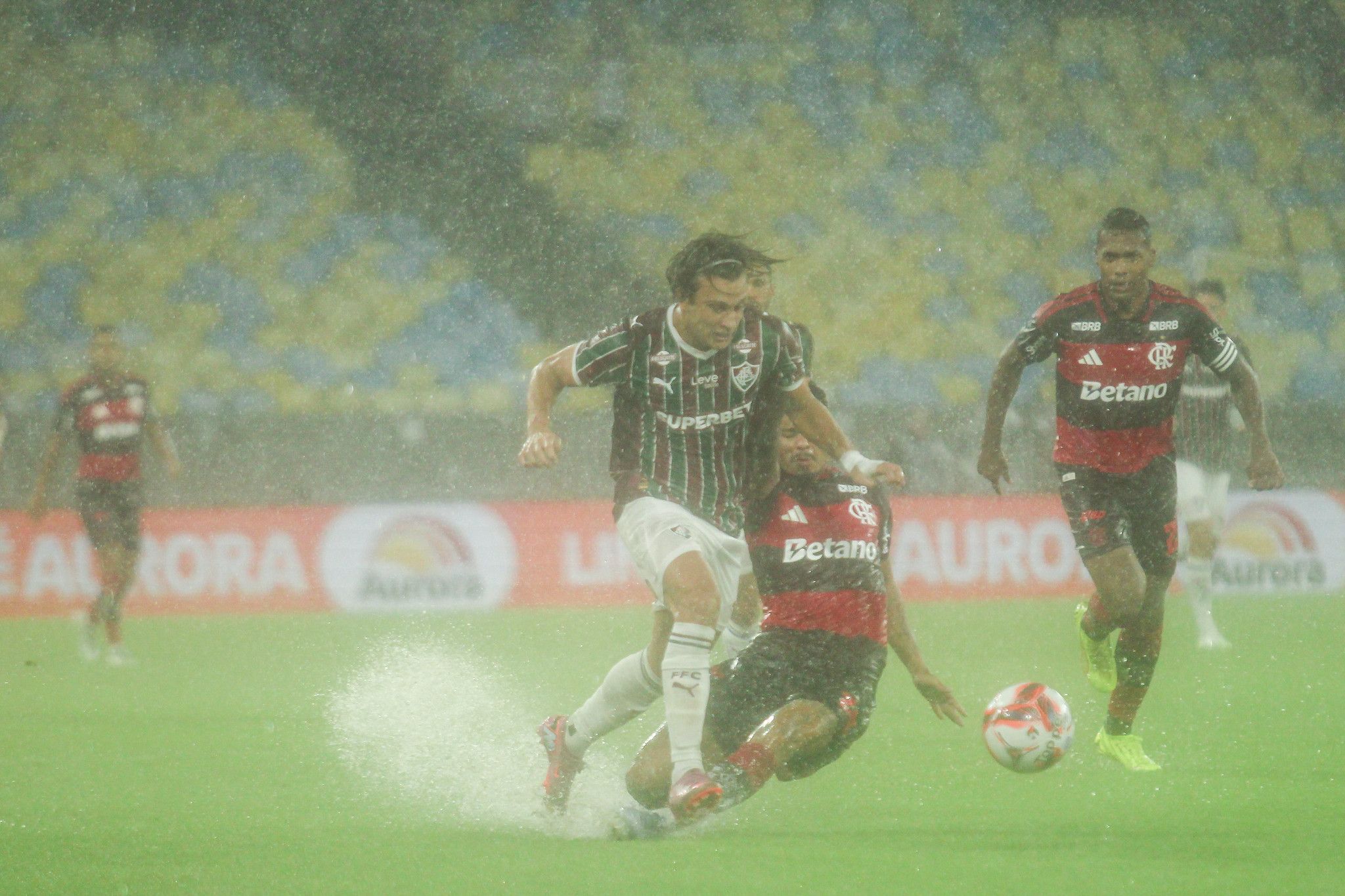 Jogadores de Fluminense e Flamengo sofreram com a chuva • LEONARDO BRASIL / FLUMINENSE F.C.