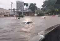 Carros caem dentro de córrego após alagamento em SP; bombeiros fazem buscas