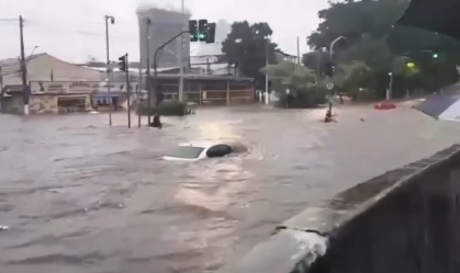 Carros caem dentro de córrego após alagamento em SP; bombeiros fazem buscas