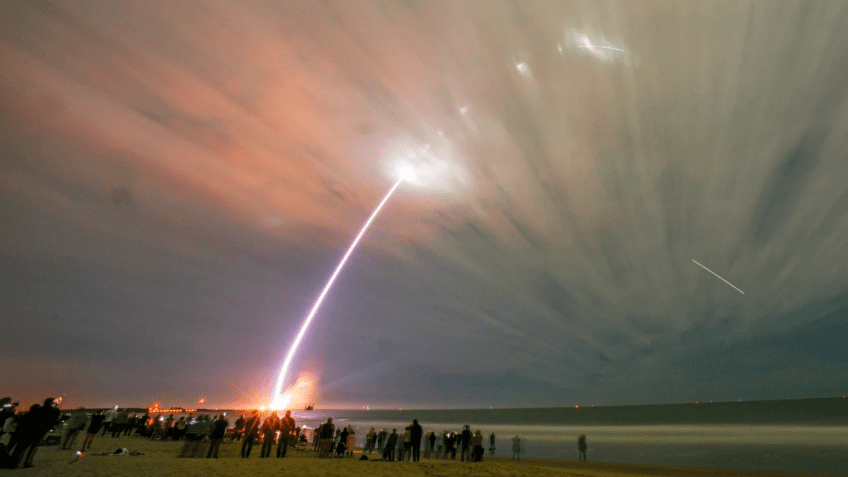 Um foguete New Glenn da Blue Origin decola em seu lançamento inaugural na Estação da Força Espacial de Cabo Canaveral em 16 de janeiro • Steve Nesius/Reuters