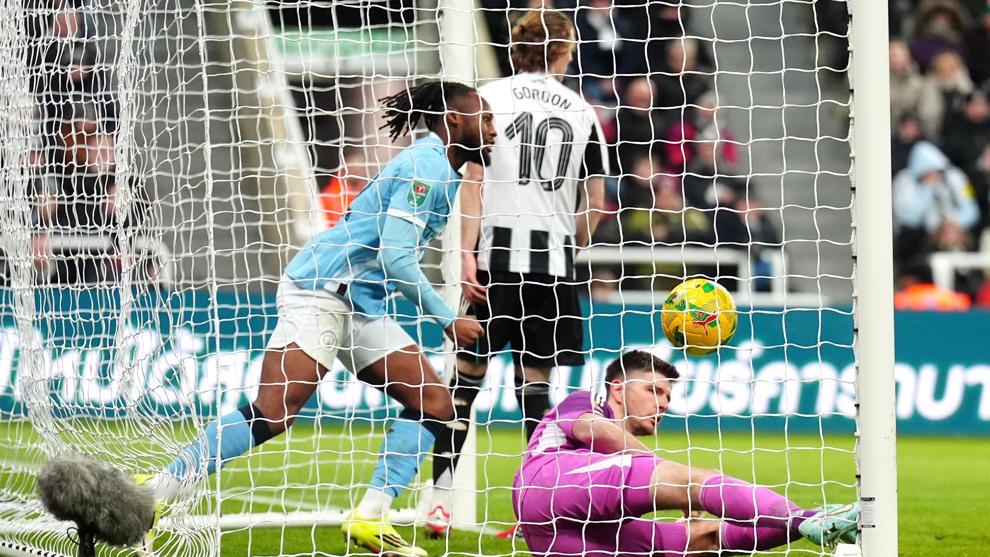 Antoine Semenyo comemora gol pelo Manchester City contra o Newcastle