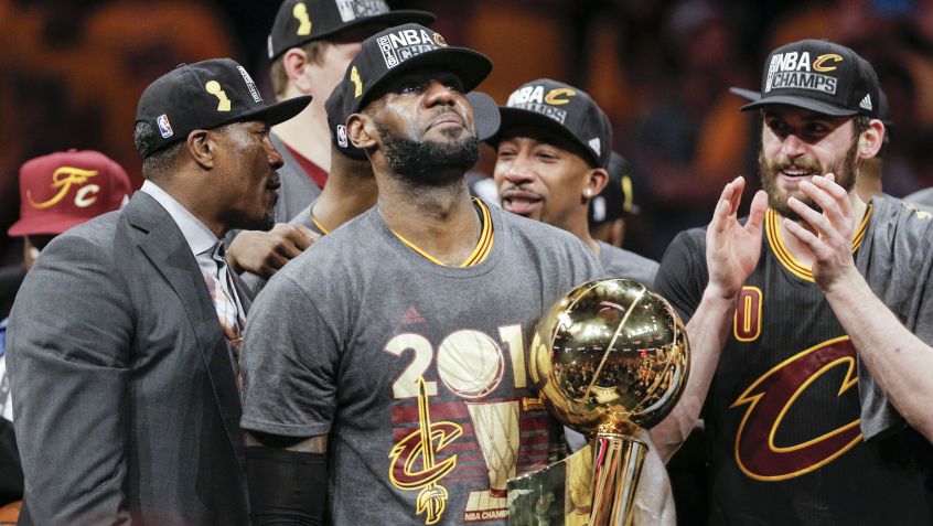 LeBron James comemora o título da NBA em 2016 • Carlos Avila Gonzalez/The San Francisco Chronicle via Getty Images