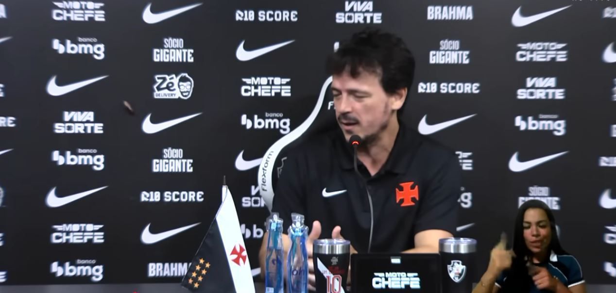 Barata (à esquerda) "invade" coletiva de Fernando Diniz, do Vasco