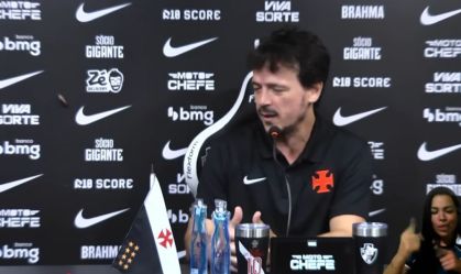 Barata (à esquerda) "invade" coletiva de Fernando Diniz, do Vasco