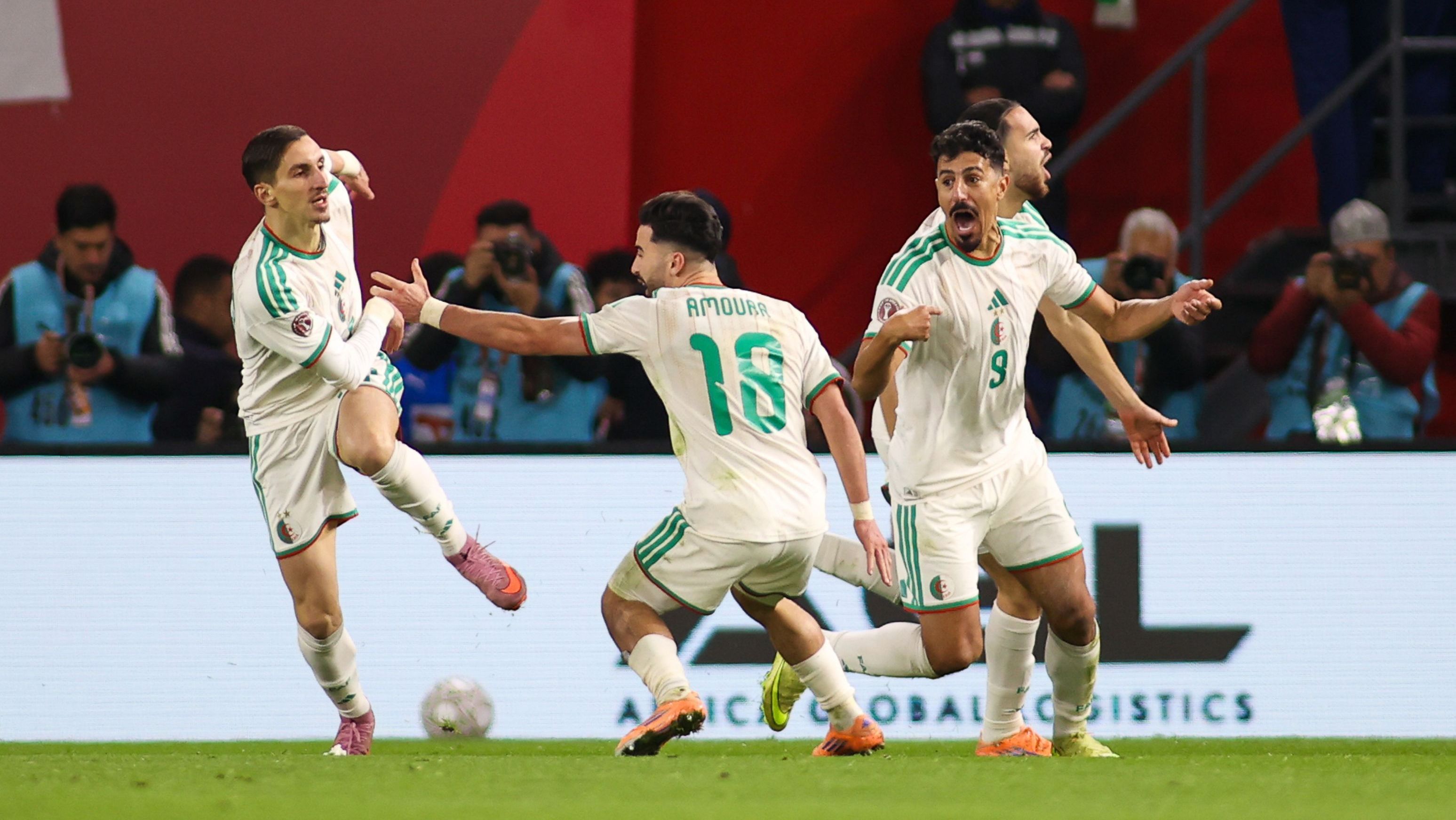 Adil Boulbina celebra gol pela Argélia na Copa Africana de Nações