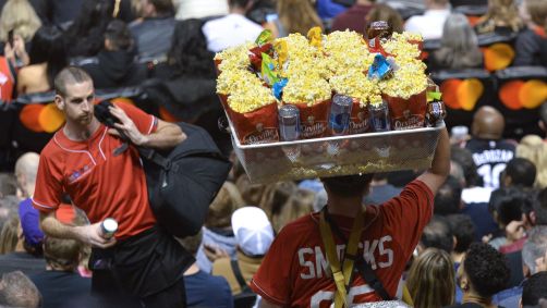 Vendedor de pipoca em jogo da NBA