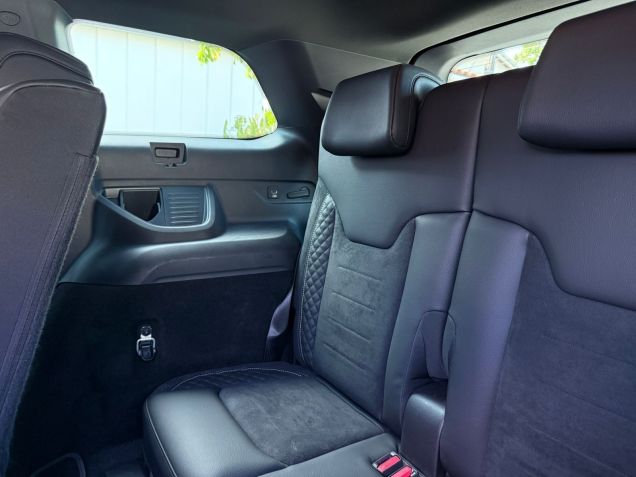 Terceira fileira poderia contar com mais conforto • Rodrigo Barros/CNN