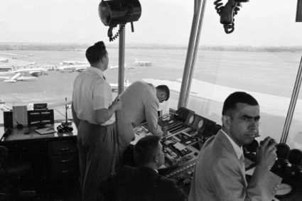 Controladores aéreos no Aeroporto de Washington, em 17 de julho de 1958