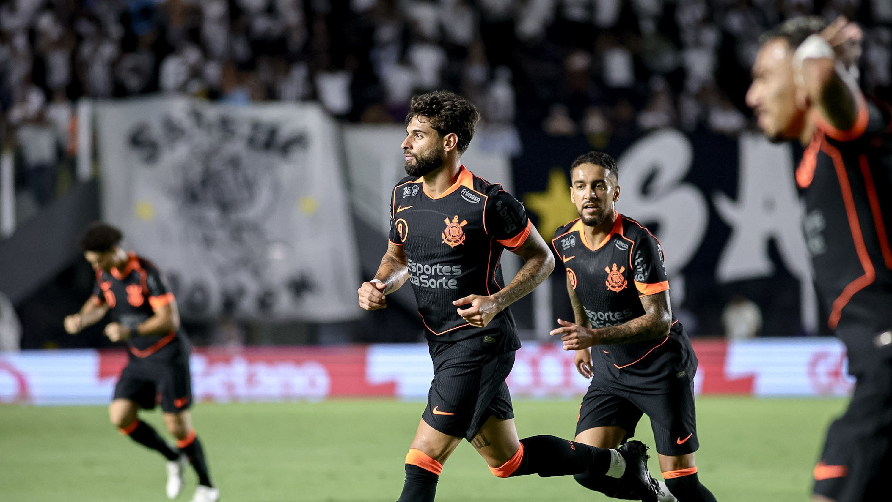Jogadores do Corinthians comemoram gol de Yuri Alberto contra o Santos