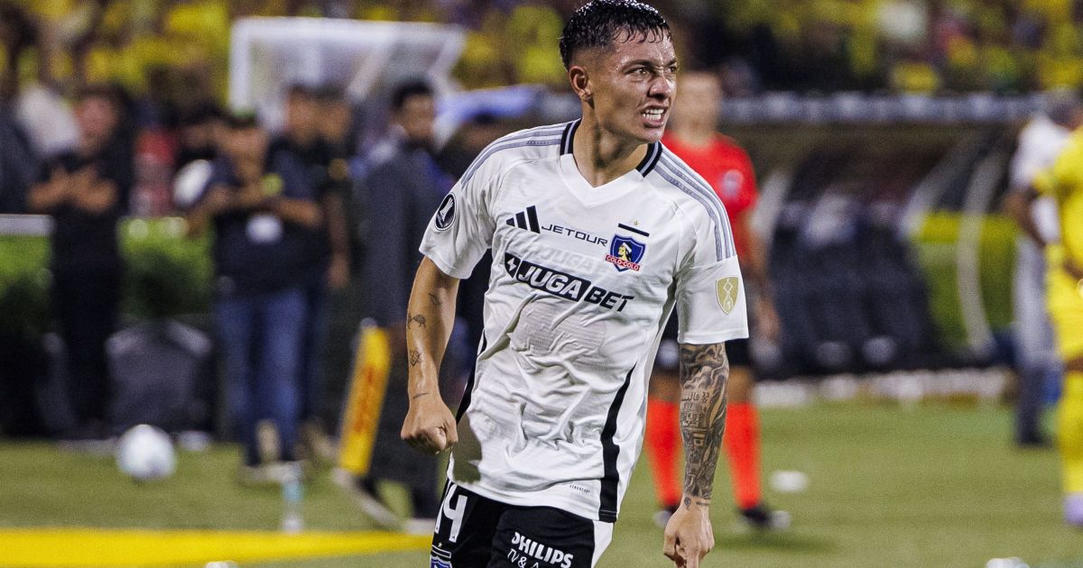 Jogador tenta cavadinha, perde pênalti e sente lesão na sequência; assista