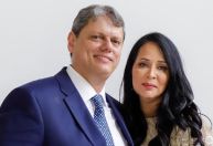 Tarcísio curte comentário da esposa pedindo "novo CEO" para o país