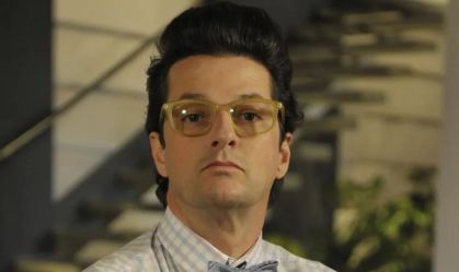 Marcelo Serrado entra para "Três Graças", revivendo seu personagem de "Fina Estampa", Crô