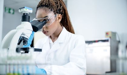 Fiocruz selecionará 140 alunas do ensino médio para experiência em ciência